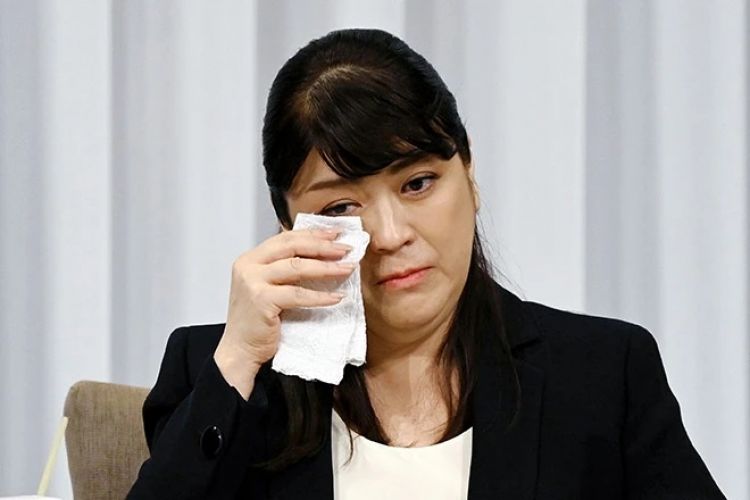 Julie Keiko Fujishima từ chức chủ tịch của Johnny & Associates trong cuộc họp báo vào ngày 7 tháng 9. Julie Keiko Fujishima từ chức chủ tịch của Johnny & Associates trong cuộc họp báo vào ngày 7 tháng 9.